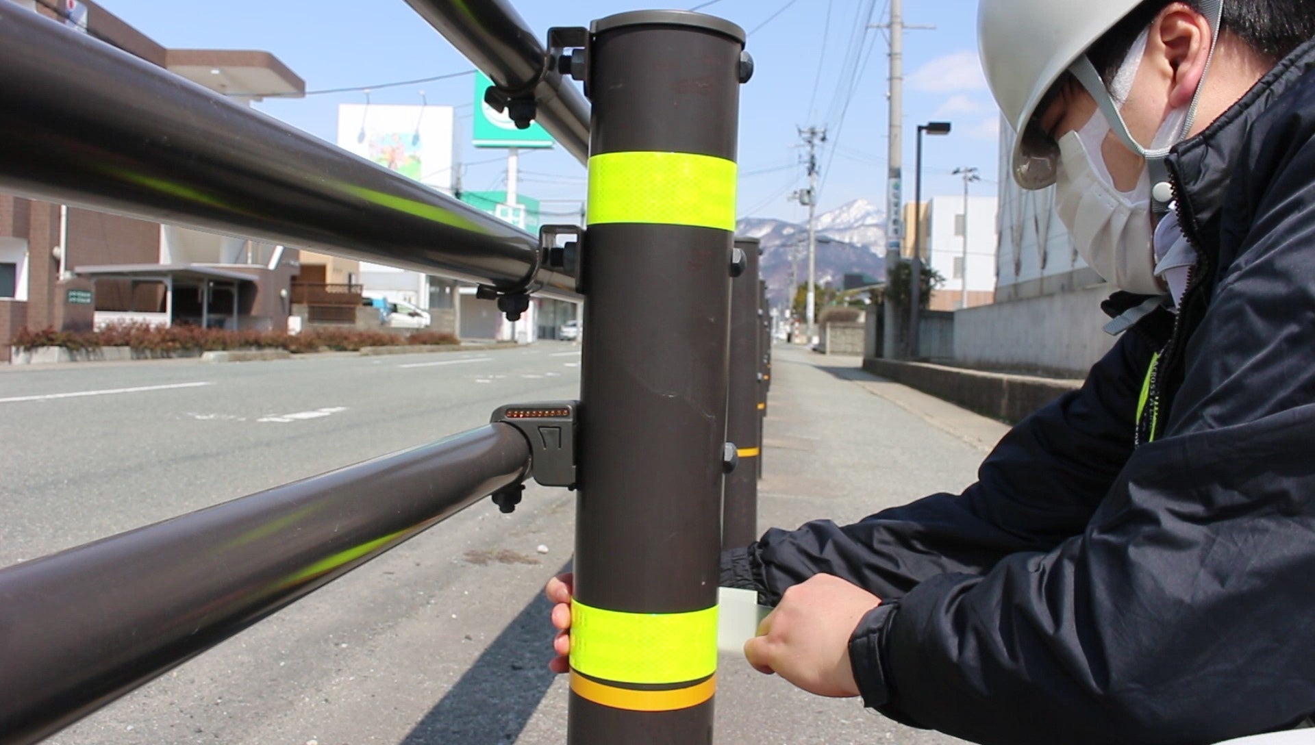 ３月に先行実施した山形県東根市立東根中部小学校周辺通学路でのガードレールへの反射材追加取り付けの様子②