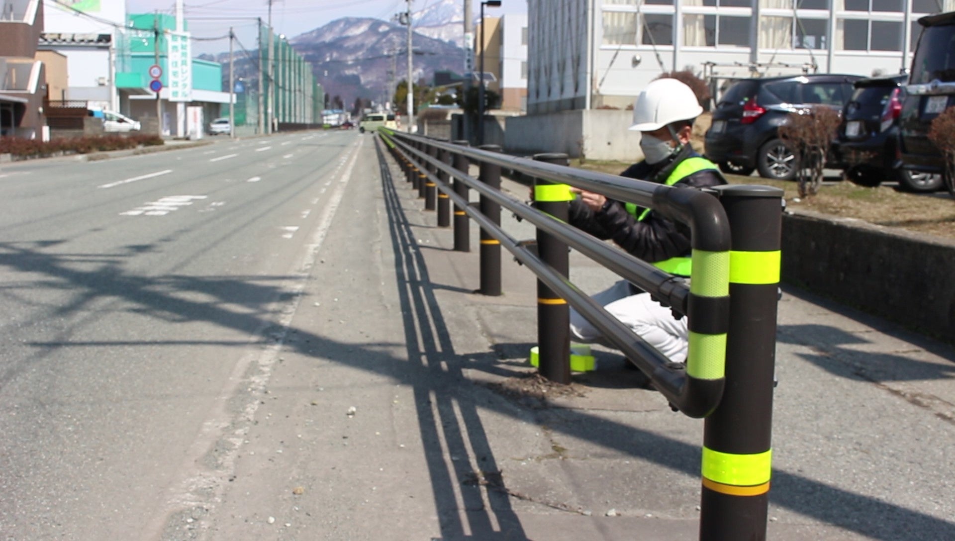 3月に先行実施した山形県東根市立東根中部小学校周辺通学路でのガードレールへの反射材追加取り付けの様子①