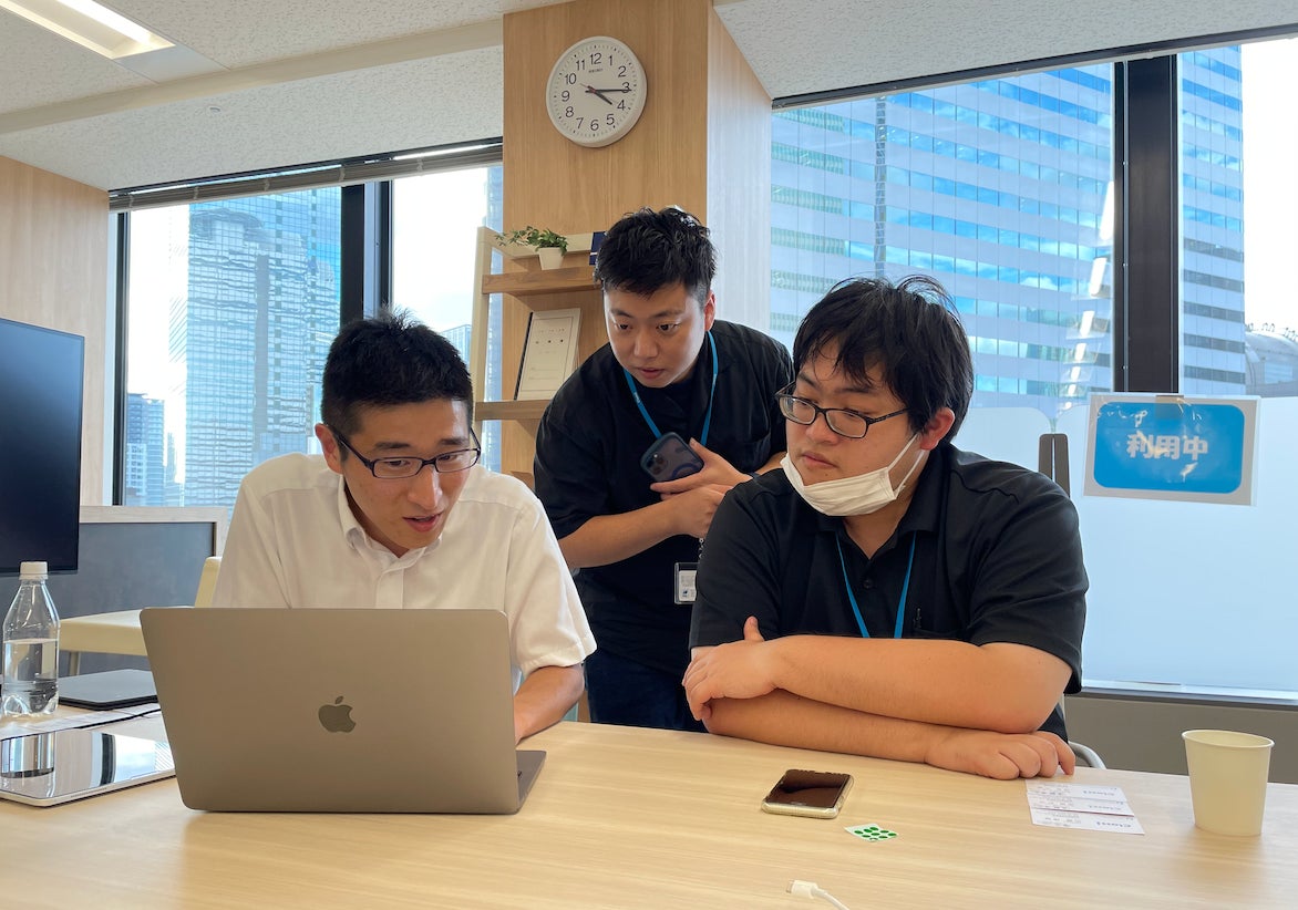 先生からプロダクトへのご意見をいただいている様子