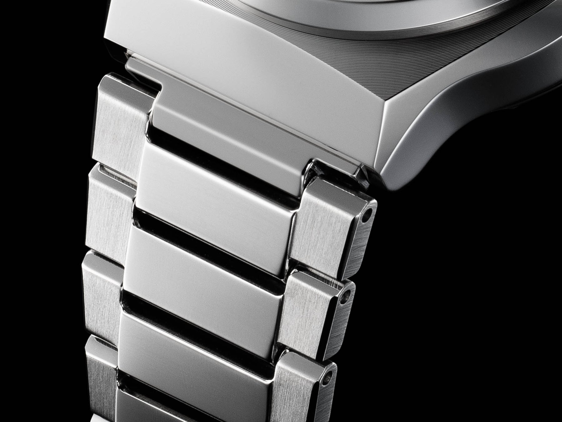 ヘアライン面とミラー面に仕上げ分けしたバンド