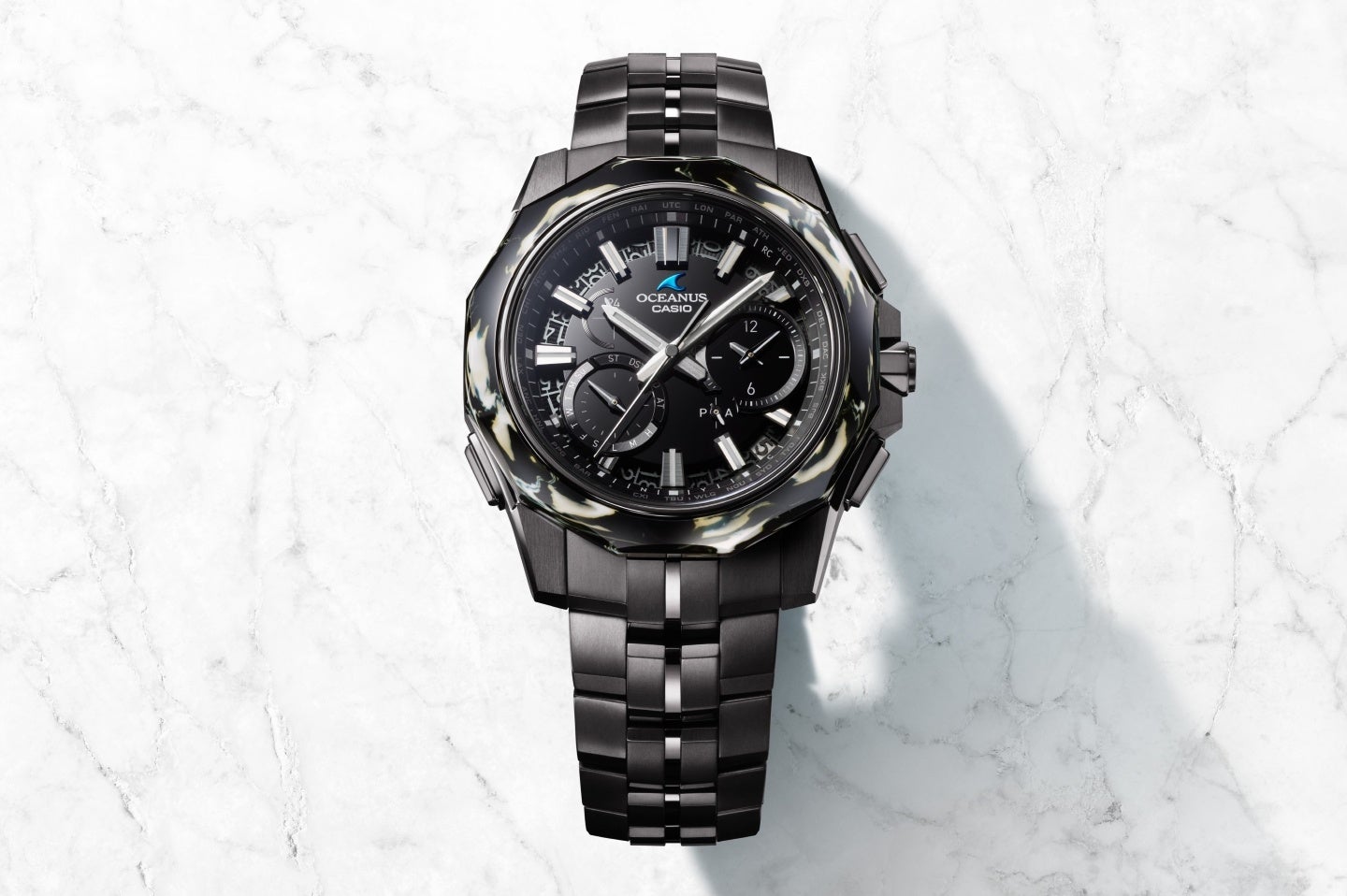 雄大な海のうねりを表現した “OCEANUS”