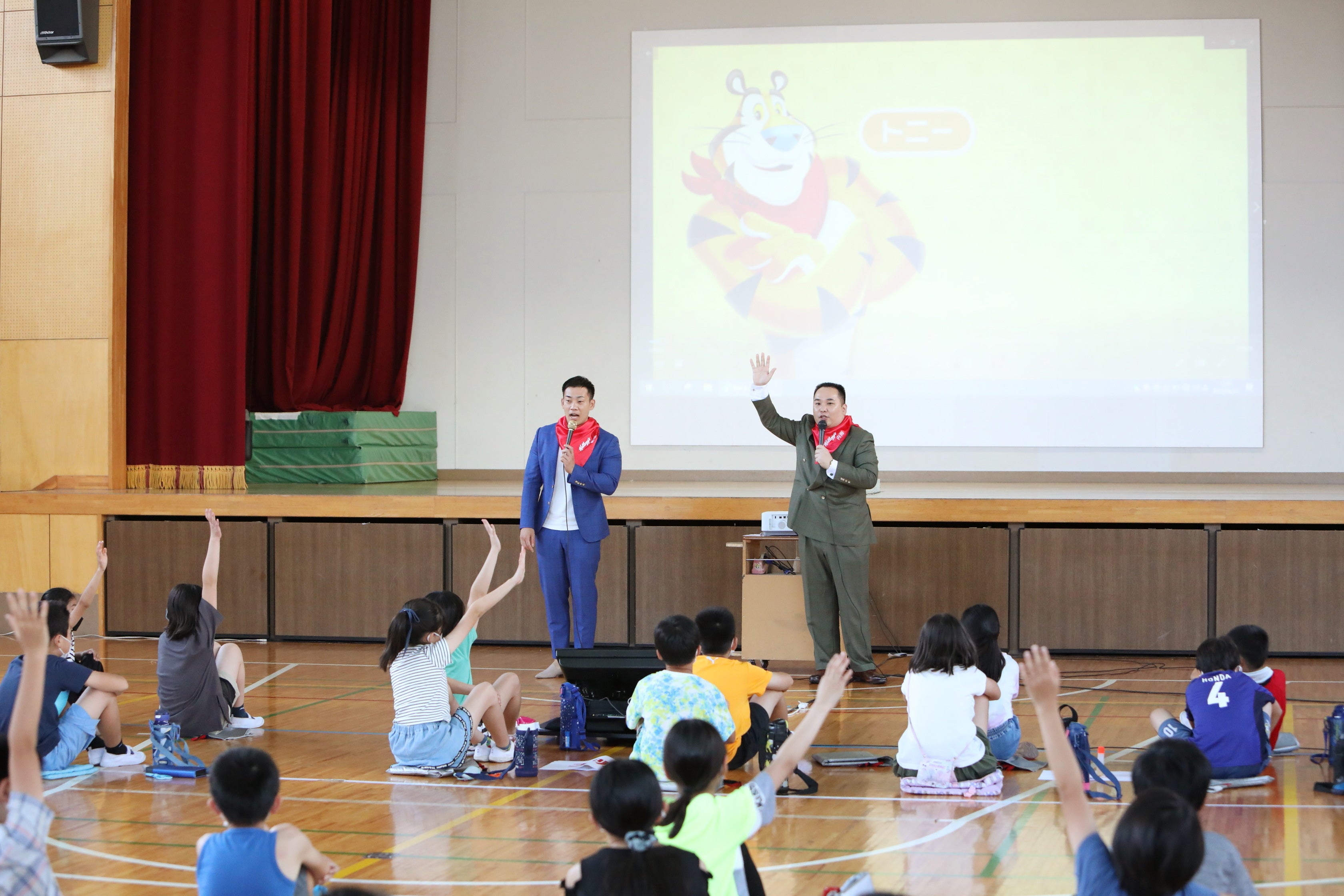 朝食の大切さを学ぶ授業のミルクボーイ先生