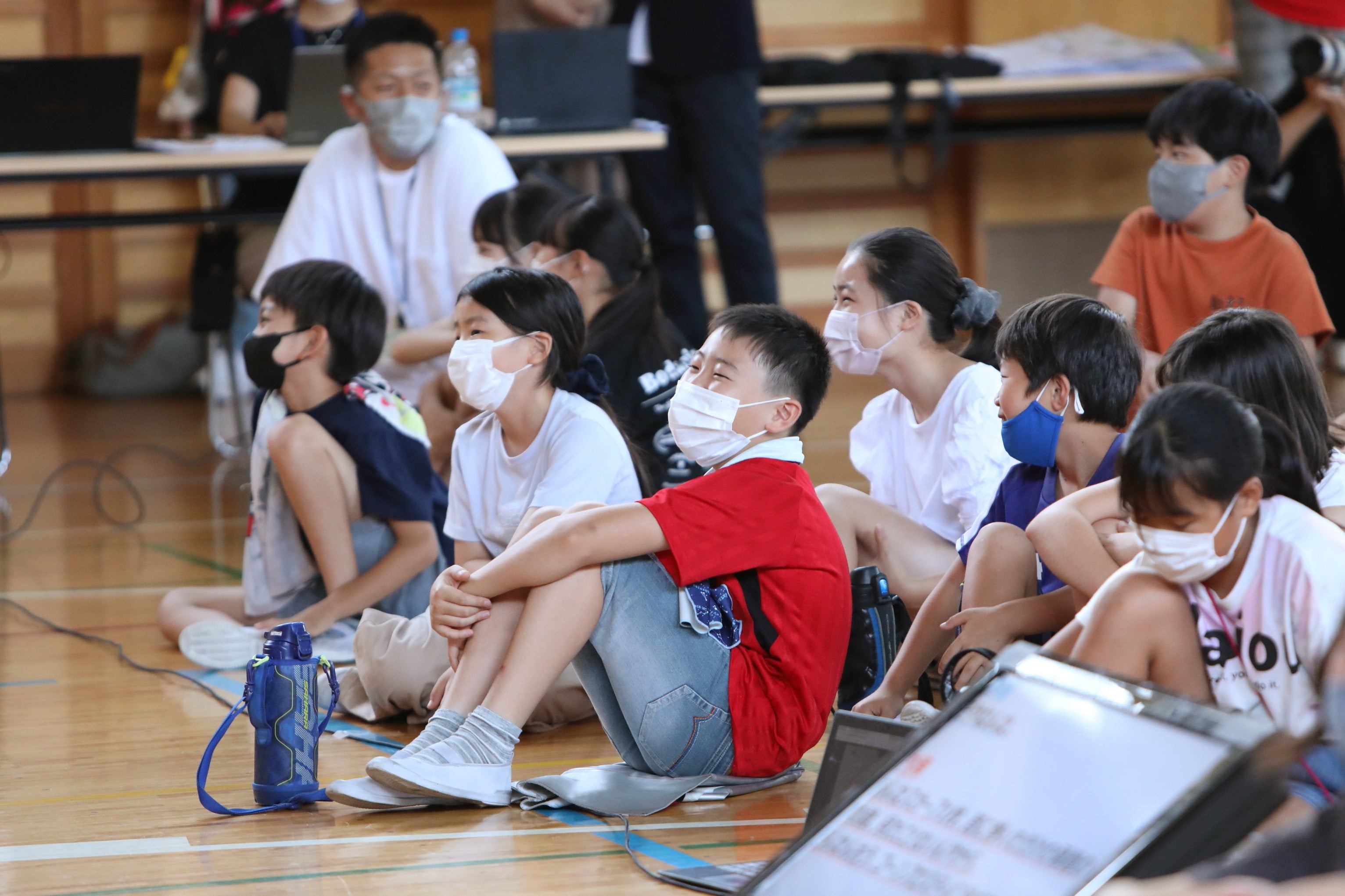 授業に参加する児童の様子