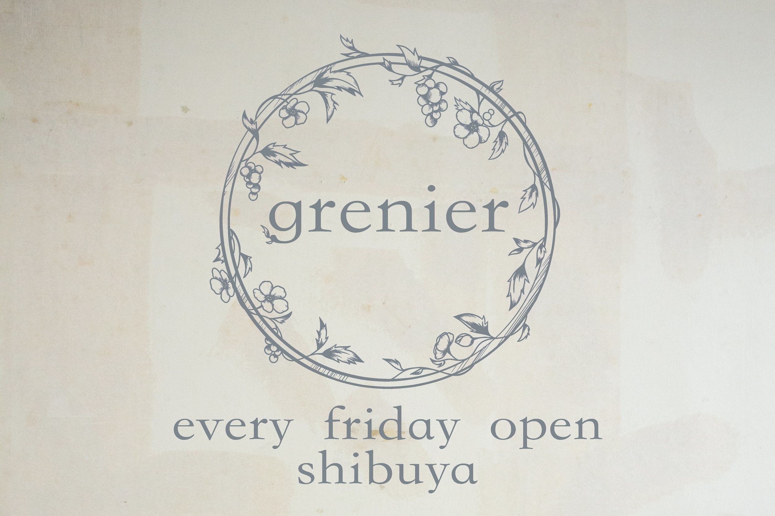 はっきりとしない、ゆったりとした心地いいものを届けたい想いから「曖昧で心地いい」というコンセプトを元に衣類・アクセサリーを展開。身に付けることで、まどろむような落ち着いた感覚を感じて欲しいという作者の想いとともに作品を届けています。