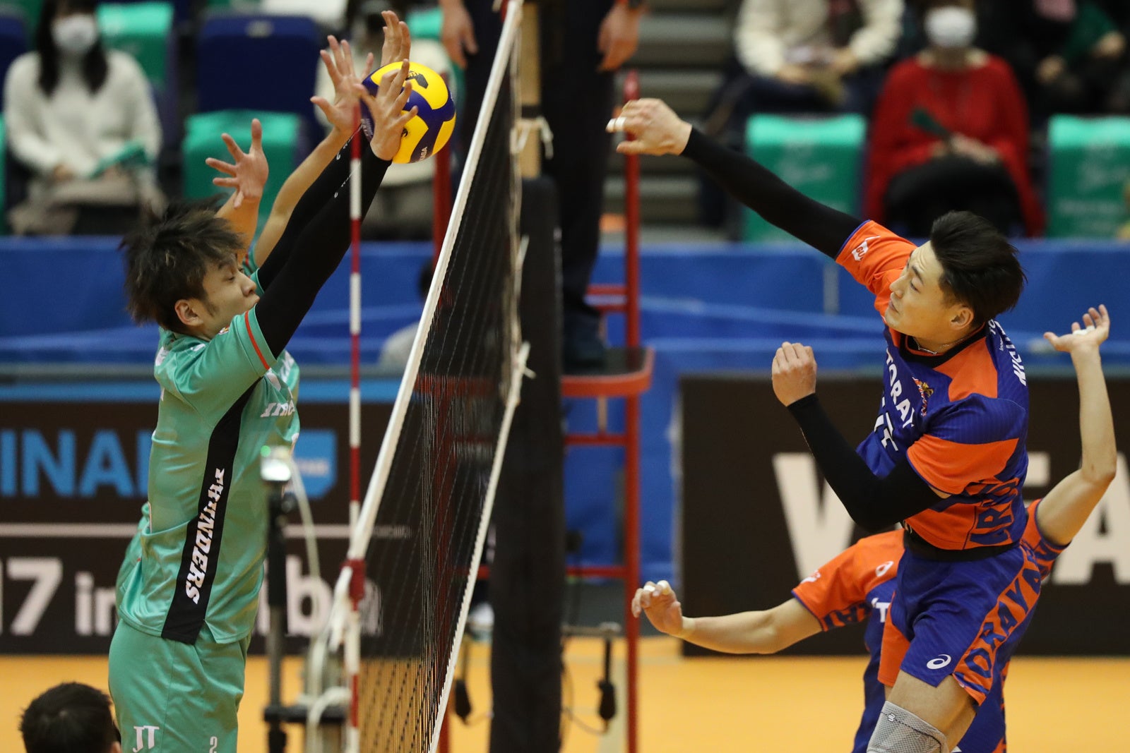 東レ・西本圭吾のアタックをブロックするJT広島・小野寺太志 1月8日 対東レ戦 第１セット