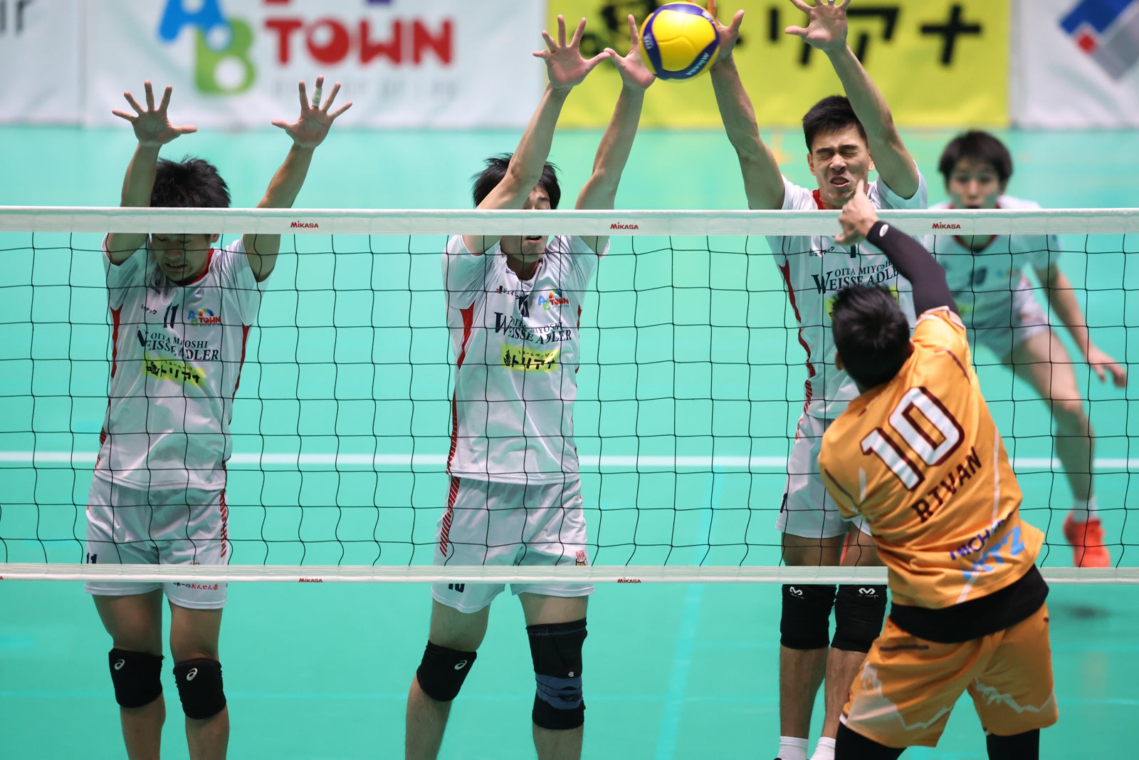 アジア枠で活躍VC長野・ヌルムルキ,リヴァンと大分三好・バグナス,ブライアンのマッチアップ 1月9日 第2セット