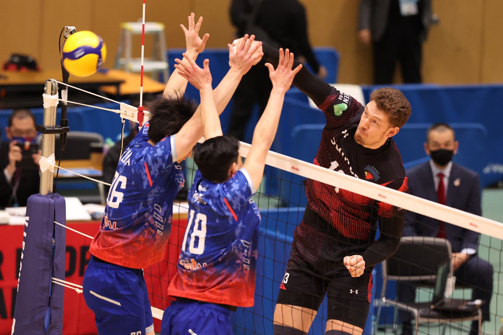 両チーム最多打数41本のアタックを打つムセルスキー,ドミトリー 1月23日 対FC東京戦 第1セット