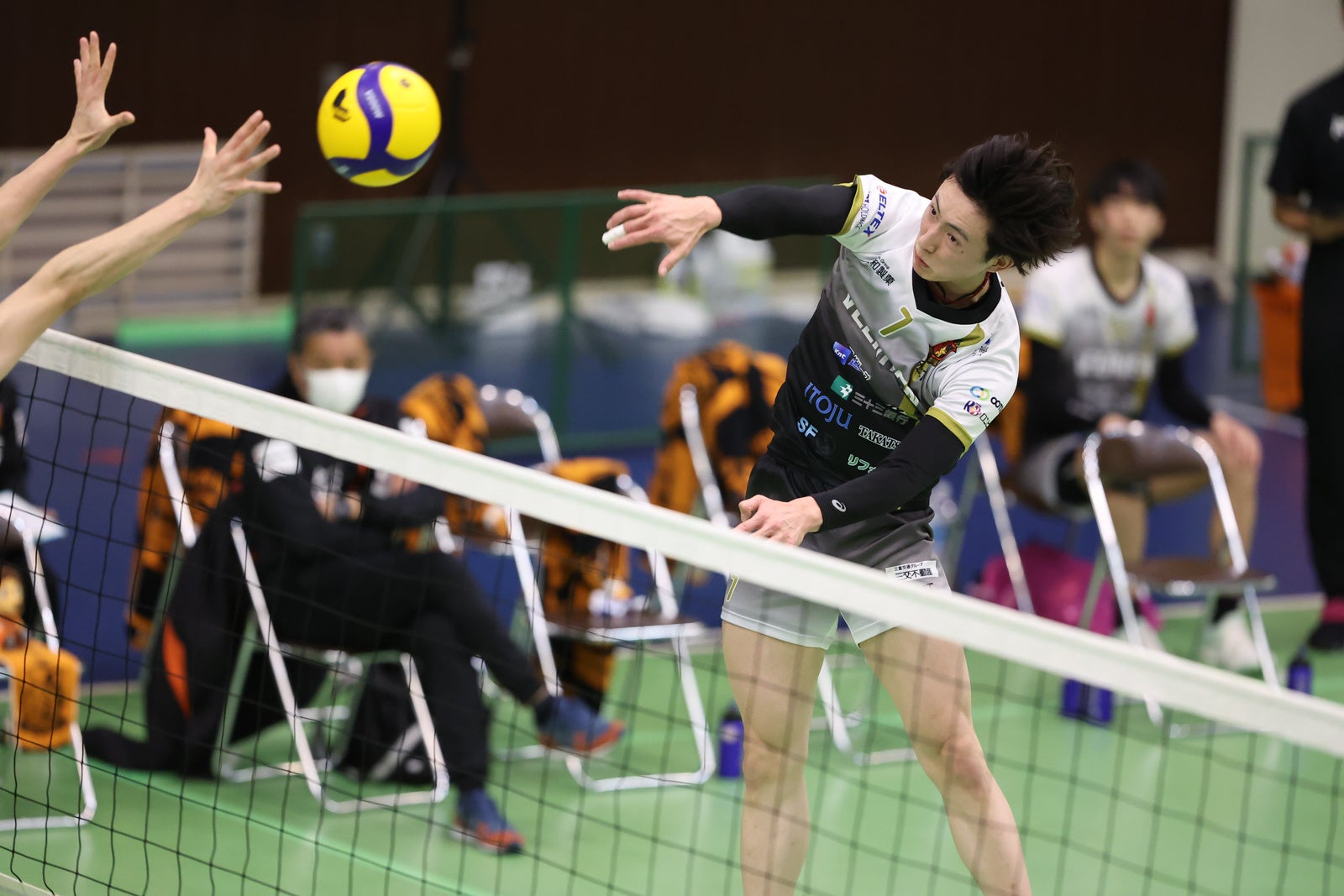 ホームの大同特殊鋼相手にストレートで勝利したヴィアティン・春藤洸介のアタック 2月13日 対大同特殊鋼戦 第１セット