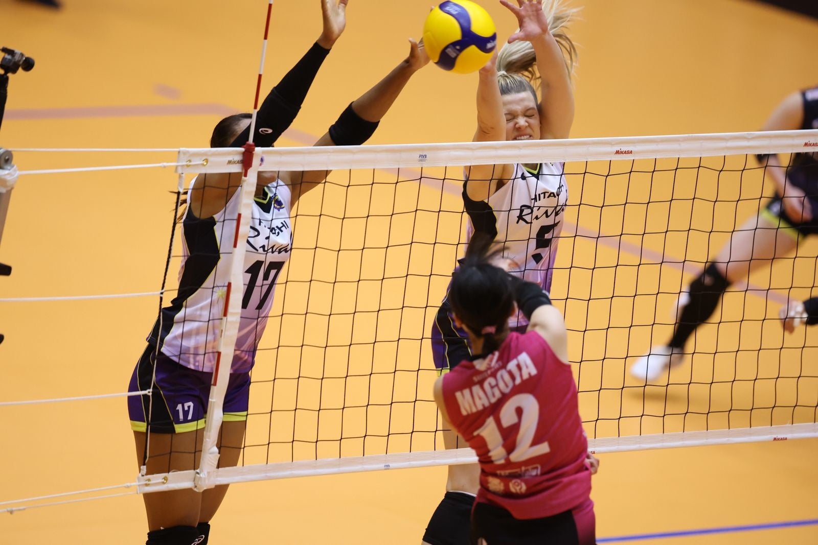 身長191cmの日立Astemo・タップ,ハンナの高いブロック  2月20日　対姫路戦　第1セット