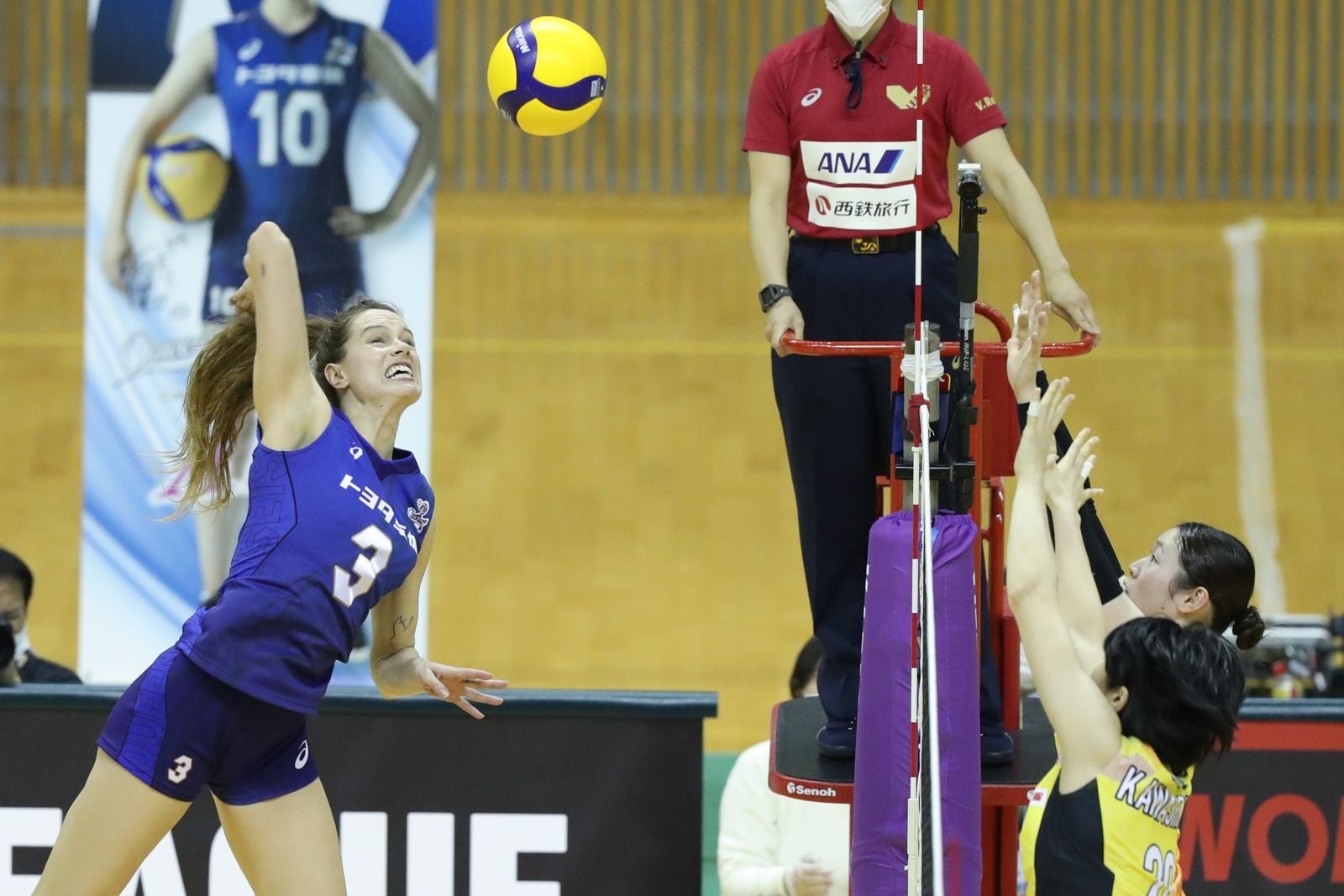 80打数35本のアタックを決めたトヨタ車体・ロビンソン,  ケルシー 2月26日 対岡山 第1セット