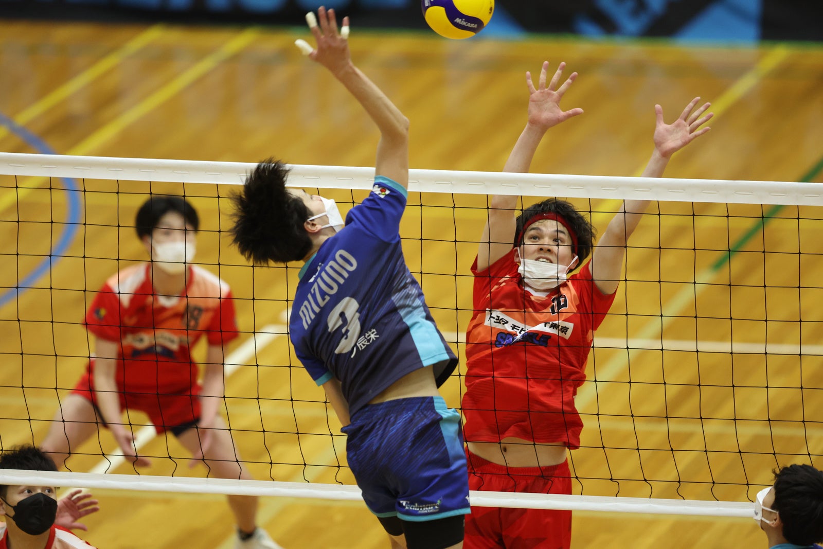 ブロック決定本数（１セットあたり）2位のトヨタモビリティ・西岡泰成とアタック決定率１位のアイシン・水野将司のマッチアップ 3月6日 第１セット