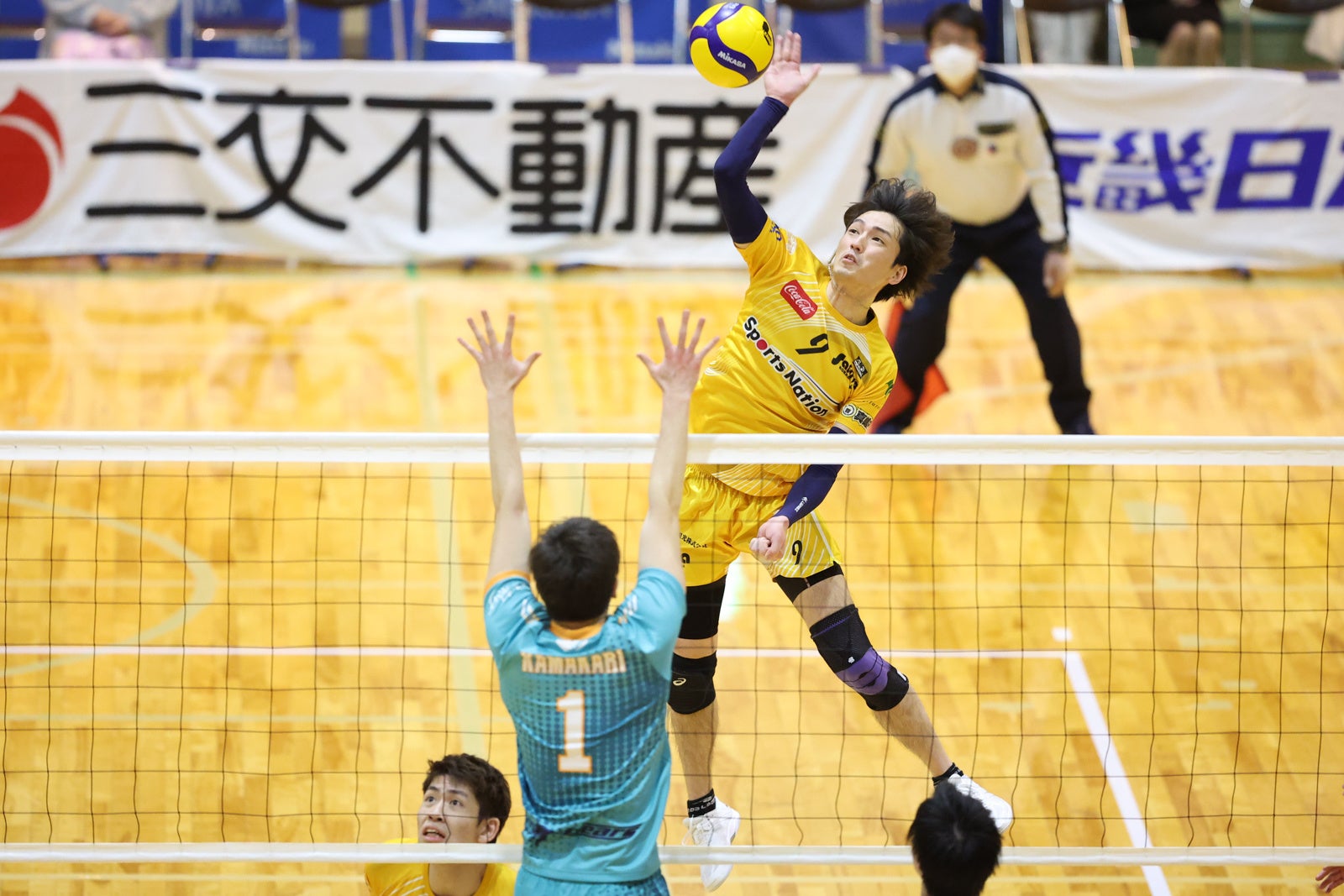 フルセットの末、勝利したサフィルヴァ・小森郁己のアタック 3月6日 対クボタ戦 第１セット