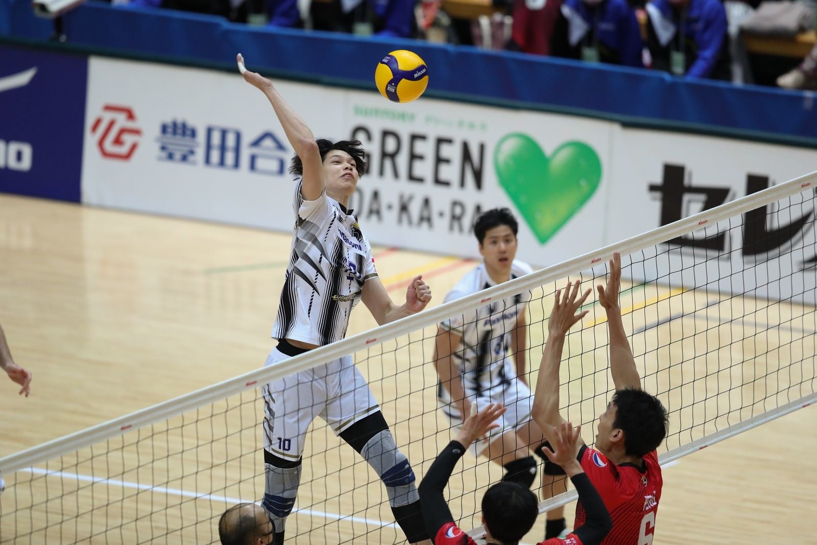 ストレートで勝利したパナソニック・キャプテンの山内晶大 写真は11月28日 対サントリー戦 第1セット 