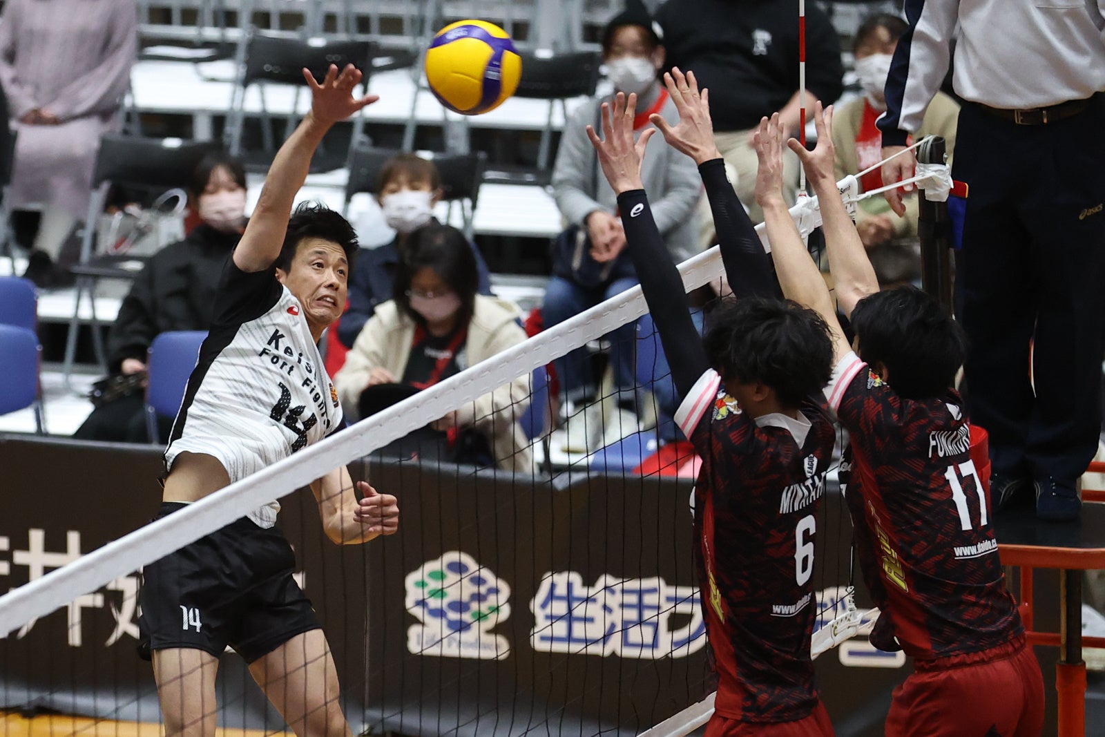 ストレート勝利で今季最終戦を終えた警視庁・中道元貴のアタック 3月27日 対大同特殊鋼戦 第１セット