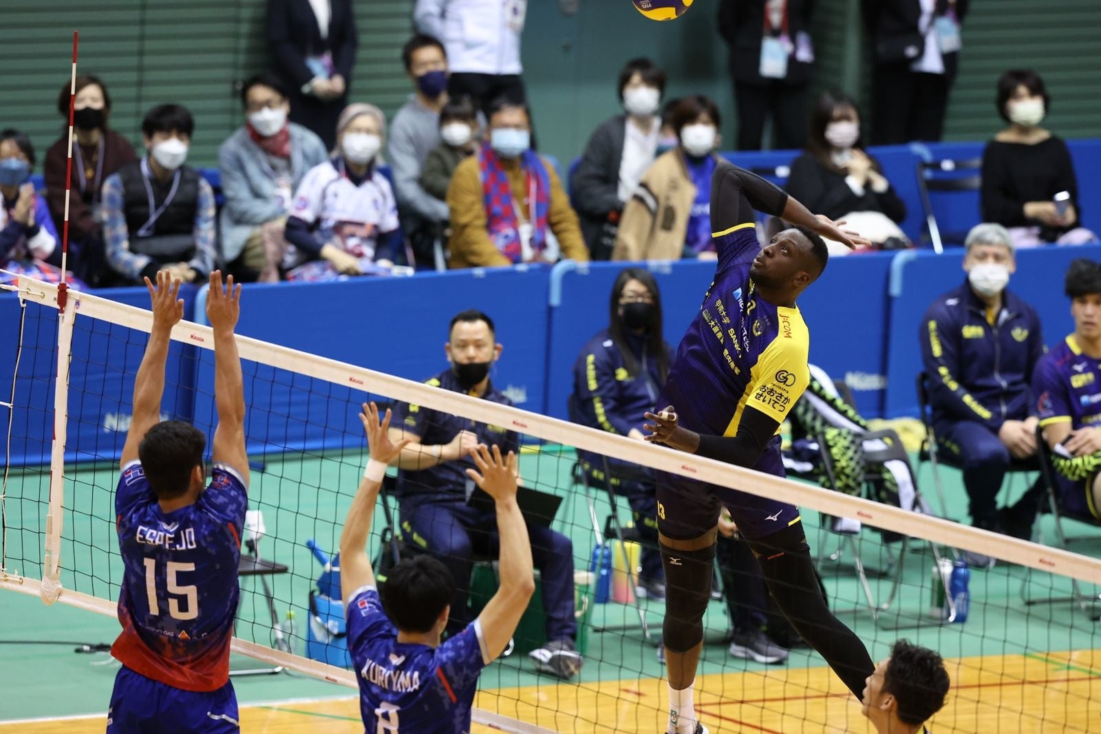 強烈なサーブで最後を決めた堺・シャロン, バーノンエバンズ 写真は12月5日 対FC東京戦 第1セット