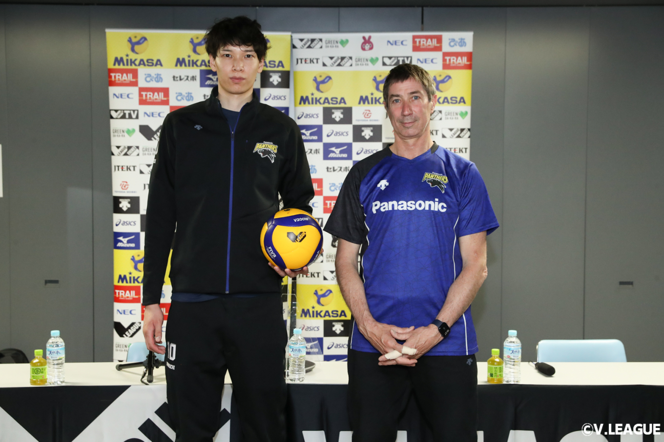 写真は左から山内晶大選手、ティリ，ロラン監督