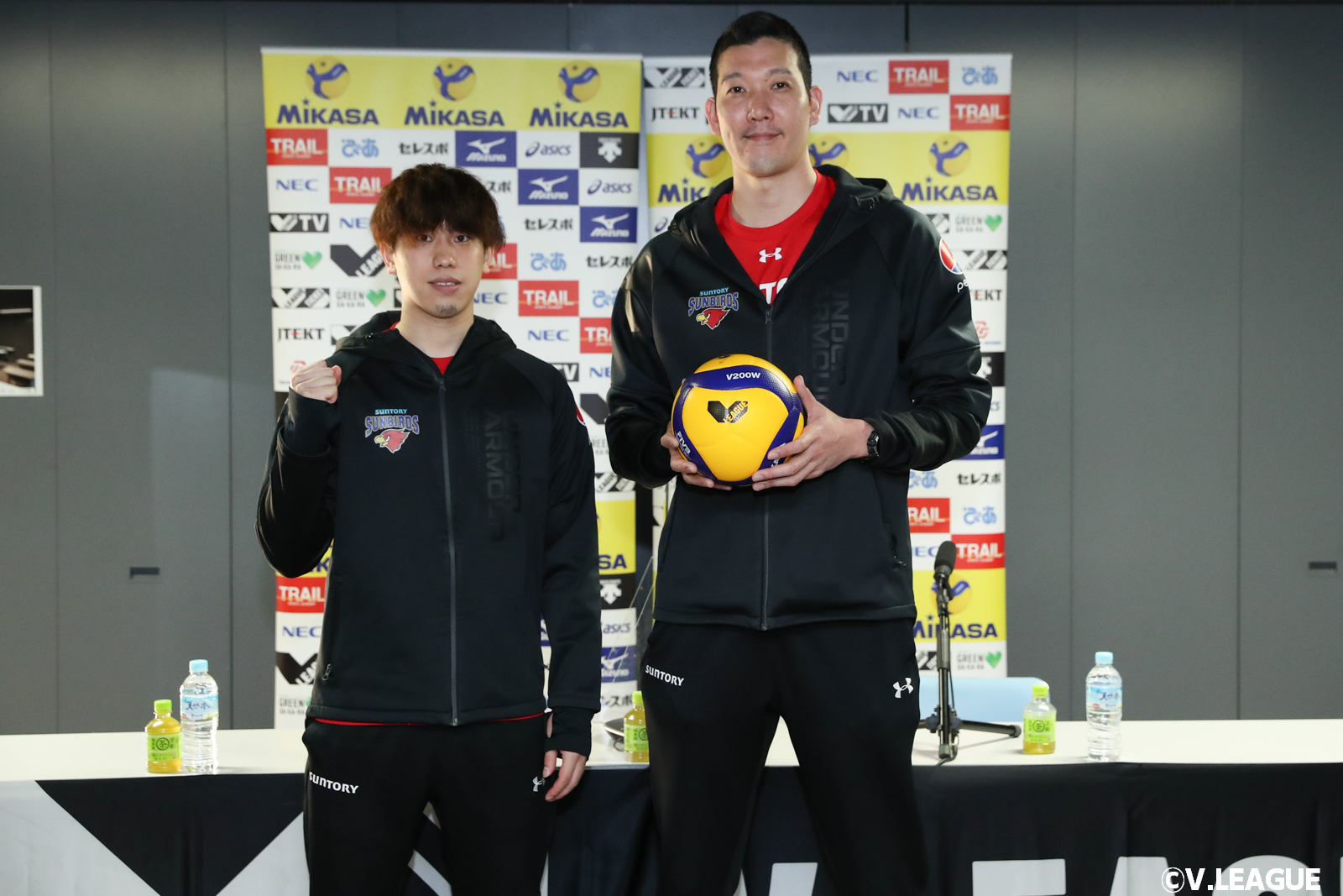 写真は左から大宅真樹選手、山村宏太監督