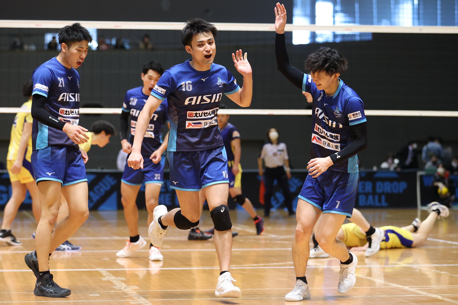 ２試合ともにストレートで勝利し、V２昇格権を獲得したアイシン 4月10日 対トヨタ自動車戦