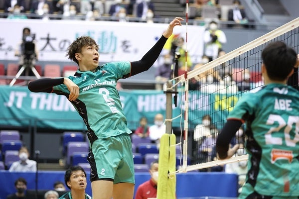 ホームで快勝のスタートを切ったJT広島・小野寺太志主将のアタック 10月22日 対 VC長野トライデンツ戦 第2セット
