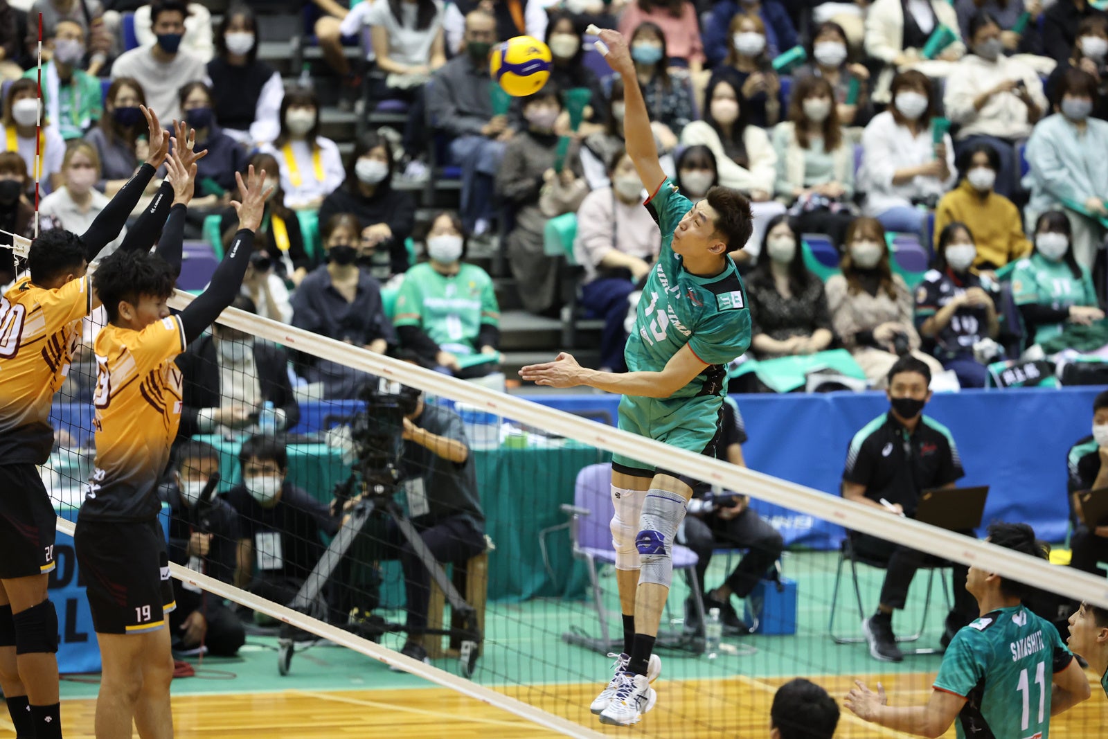 チーム最多24得点で勝利に貢献した江 川のアタック 対VC長野 第1セット