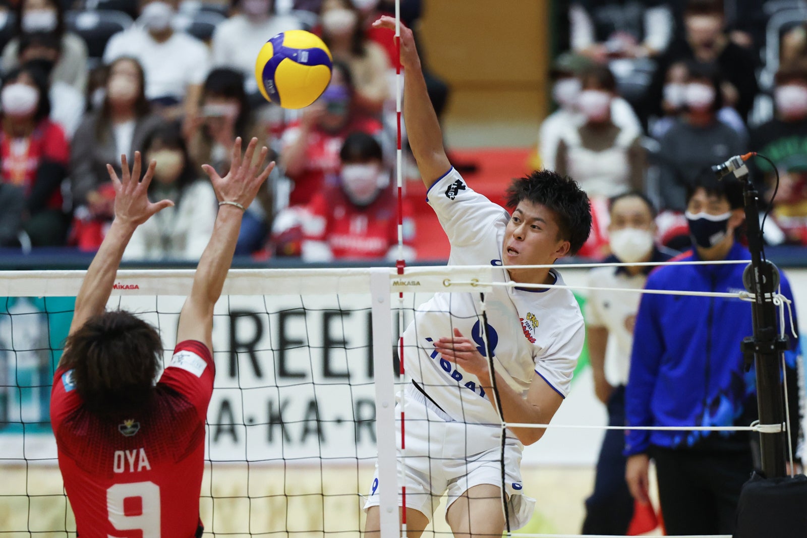 攻守共に活躍し勝利に貢献した東レ富田将馬のアタック 対サントリー 第2セット