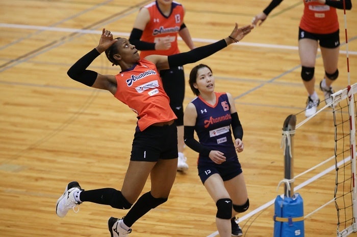  開幕初日のホームゲームを制したプレステージ・インターナショナルアランマーレ 写真は2021年12月4日 対 フォレストリーヴズ熊本戦 第1セット