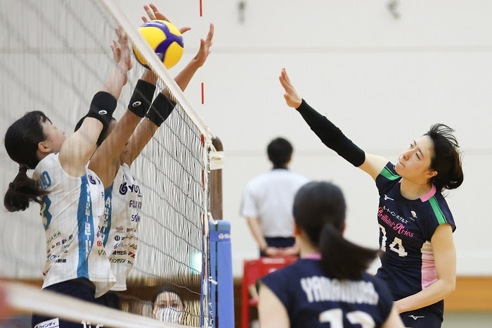 ホームでの開幕戦を勝利で飾ったルートインホテルズブリリアントアリーズ・村山美佳 写のスパイク真は2022年7月1日サマーリーグ東部大会 対 ブレス浜松戦