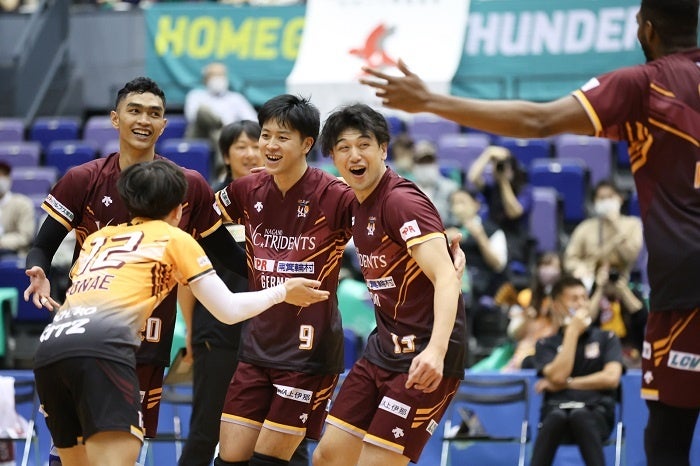 昨季王者サントリーに3-1で勝利したVC長野トライデンツ 写真は10月22日 対 JTサンダーズ広島戦 第3セット 