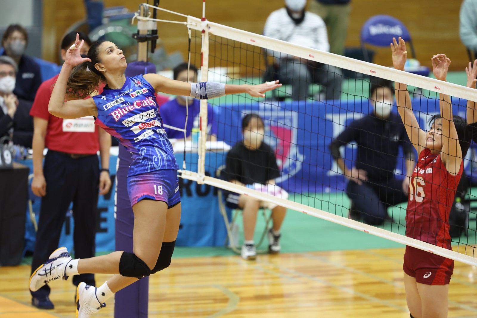 今季初勝利をホームで飾ったPFUキャプテンアコスタロスランディのアタック 対トヨタ車体 第1セット