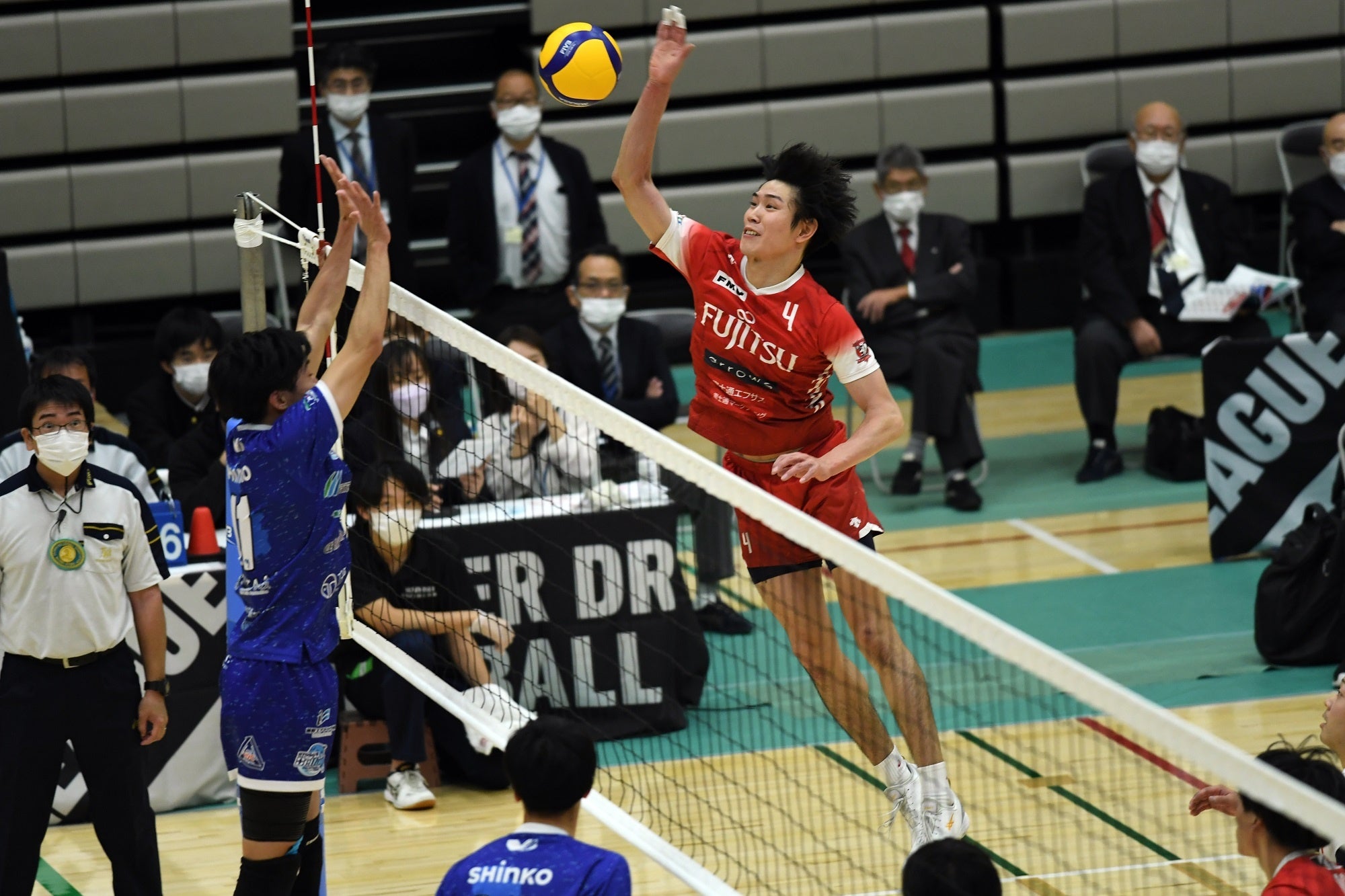 2勝目をあげた富士通キャプテン柳田百織のアタック 写真は11月5日 対デルフィーノ戦