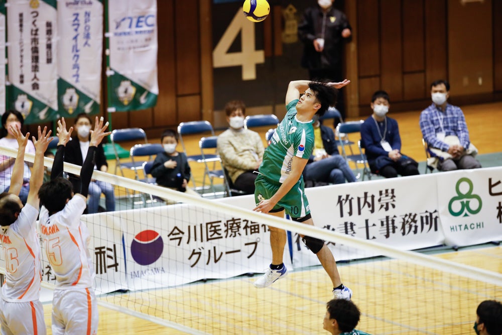 21得点の活躍を見せ強豪富士通からの白星に貢献したつくば・鎌田敏弥のアタック 写真は21年11月6日 対 きんでん戦