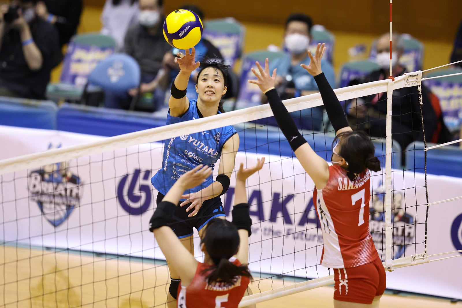 開幕から4連勝と好調の浜松・キャプテンの水上真悠子のアタック 11月19日 対 大野石油戦 第1セット