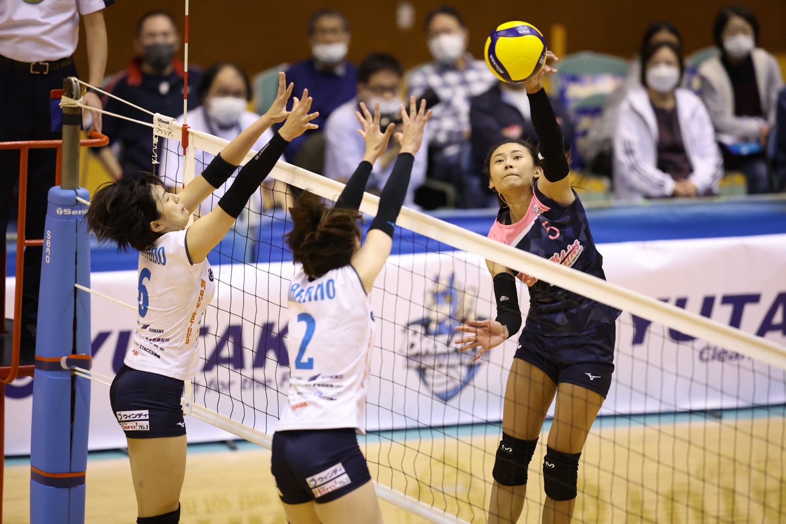 ブレス浜松とのフルセットマッチで40打数と奮闘した、ルートインホテルズブリリアントアリーズの張瓈文（チャン, リウェン） 11月20日 対浜松戦 1セット目