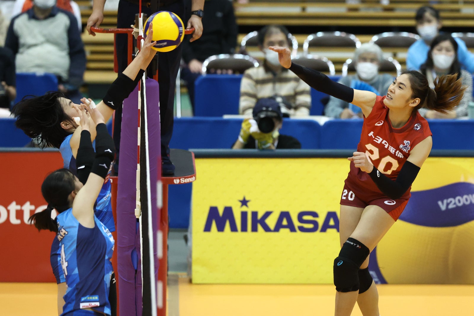 岡山シーガルズに3-1で勝利して4勝目をマーク。7位に浮上したトヨタ車体クインシーズのミドルブロッカーのバムルンスック,  ハッタヤ 11月26日 対岡山戦 第2セット