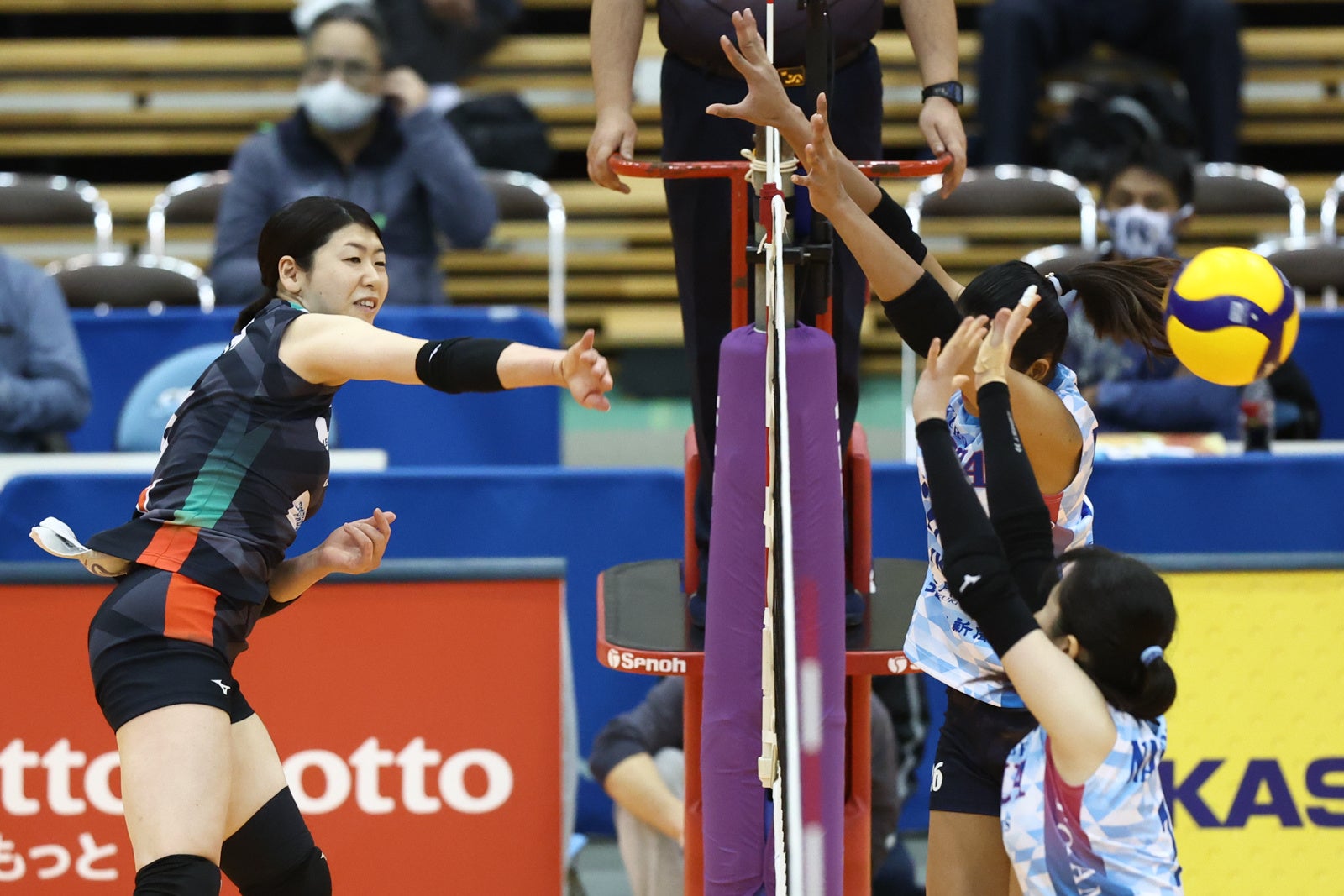 新年リーグ初得点を決めたJT・田中瑞稀のアタック 写真は2022年11月27日 対 KUROBE戦