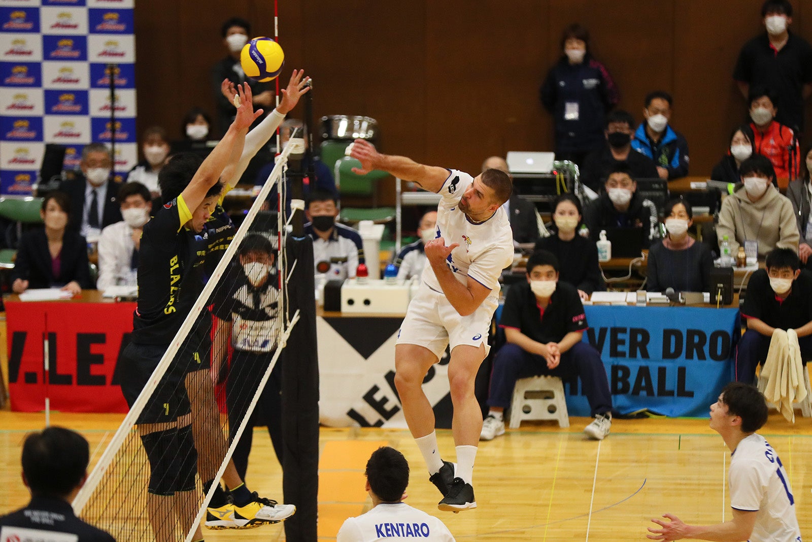 東レ・セッター酒井啓輔のトス回しで活かされたパダル, クリスティアンの強烈なアタック  写真は2022年12月4日 対 堺戦