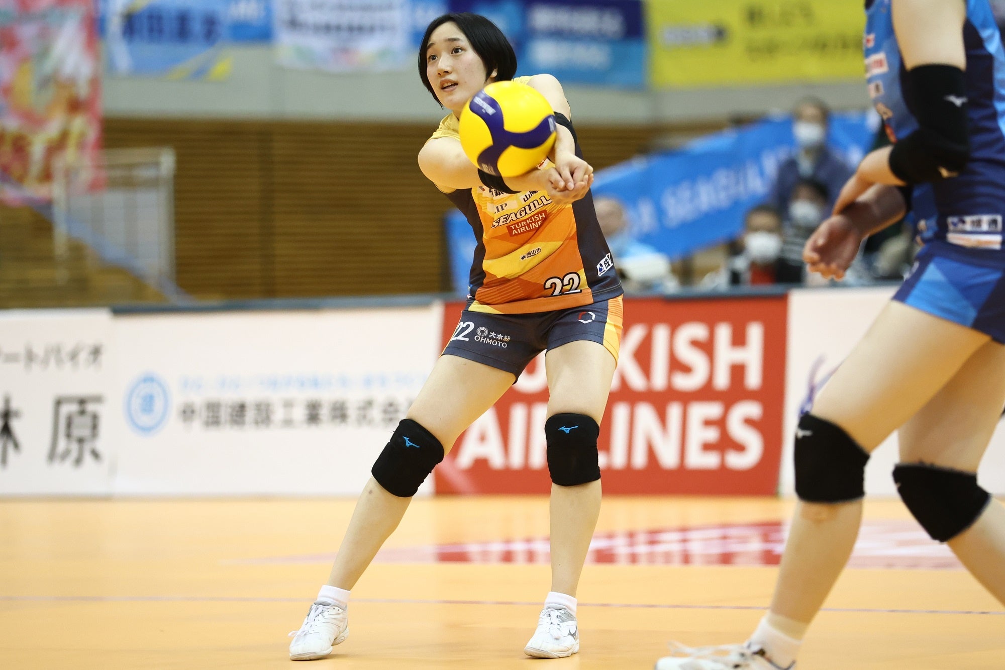 ホーム岡山で首位JTから大金星をあげVOMに輝いた岡山・リベロ船田芽依のレシーブ 写真は11月26日 対トヨタ車体戦