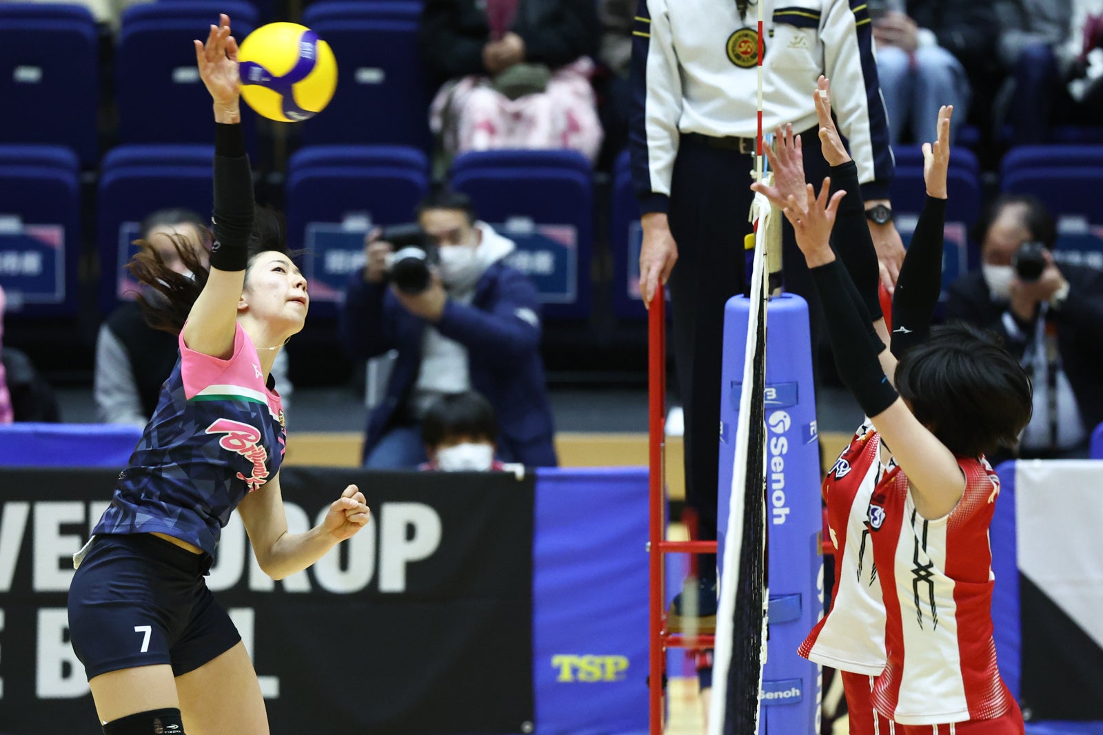 チーム最多20得点で勝利に貢献したルートイン・村山美佳のアタック 対大野石油 第1セット