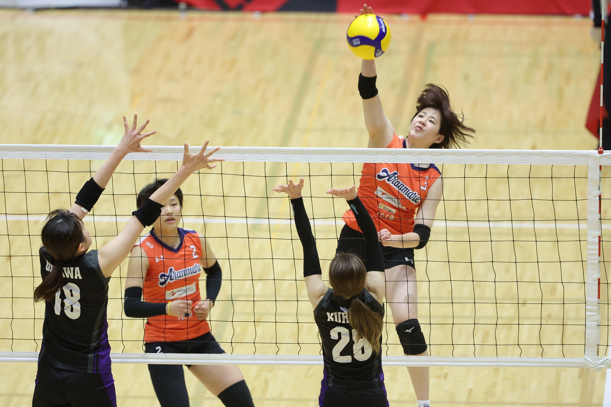 13勝1敗の好成績で首位奪還を狙うアランマーレ・キャプテン木村友里のアタック 2月5日 対 GSS東京戦 第1セット