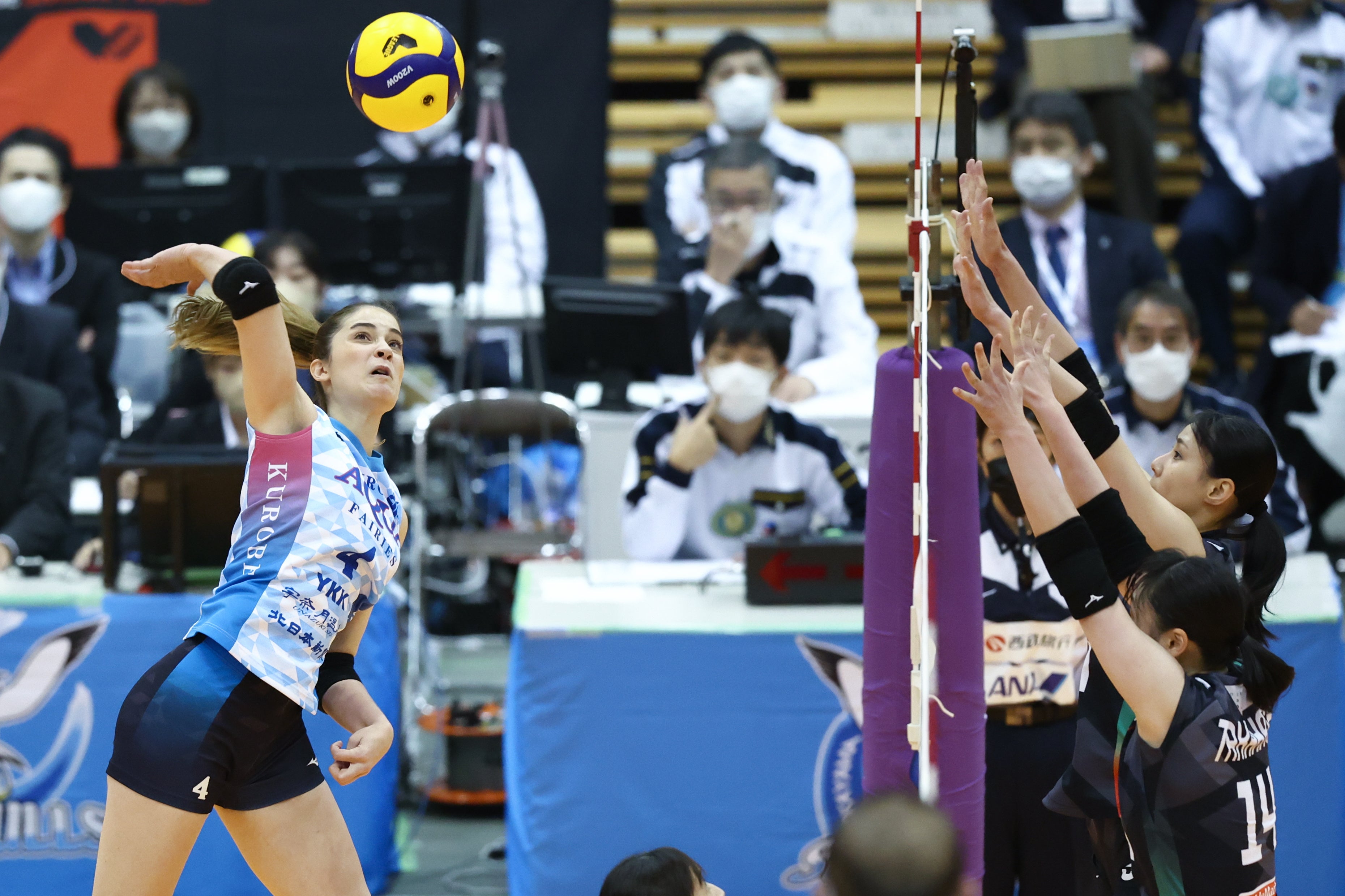 震災直後の試合となったトルコ出身・KUROBE・イヴェギン,トゥーバ 写真は22年11月27日対JT