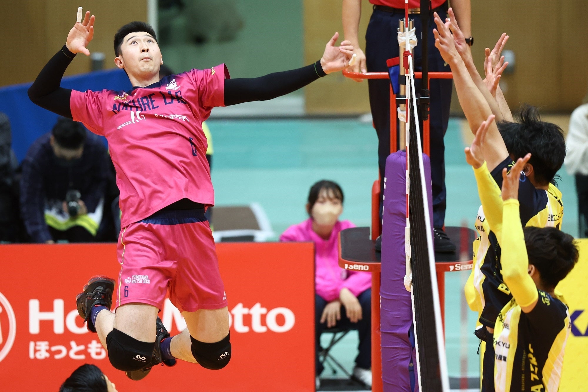 途中出場ながら活躍しVOMに輝いた東京GB・張秉龍のアタック 写真は10月22日 対 堺戦