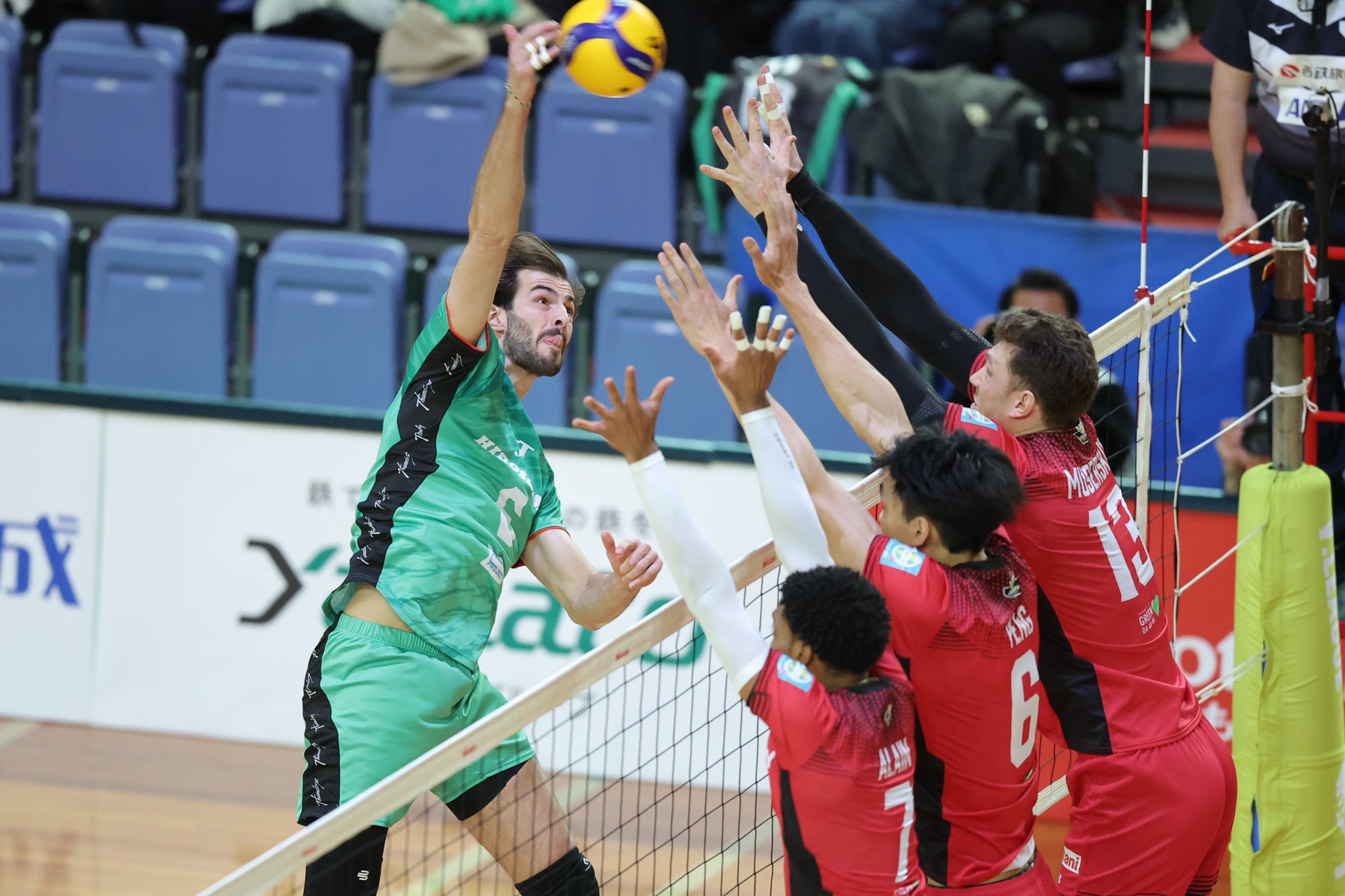 敵地大阪で攻守共に奮闘したアーロンラッセルジョセフ 対サントリー 第1セット