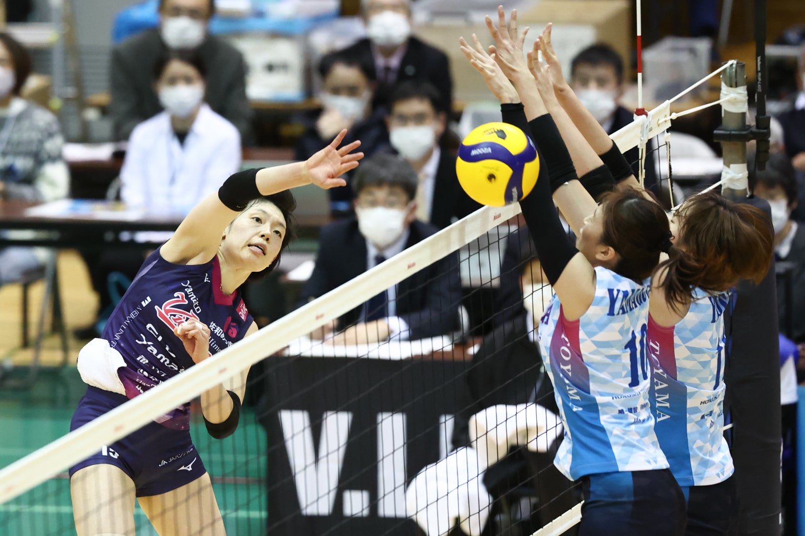 今季初の2連勝に貢献した姫路・ 松本愛希穂のアタック 対KUROBE 第2セット