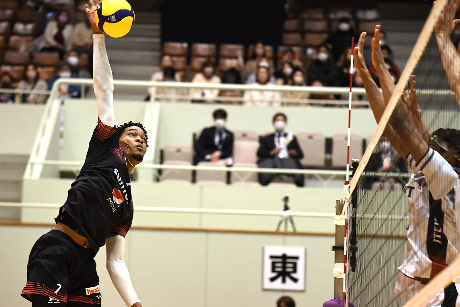 4本のサービスエースを決め大活躍のサントリー・デアルマスアライン 対ジェイテクト 第1セット