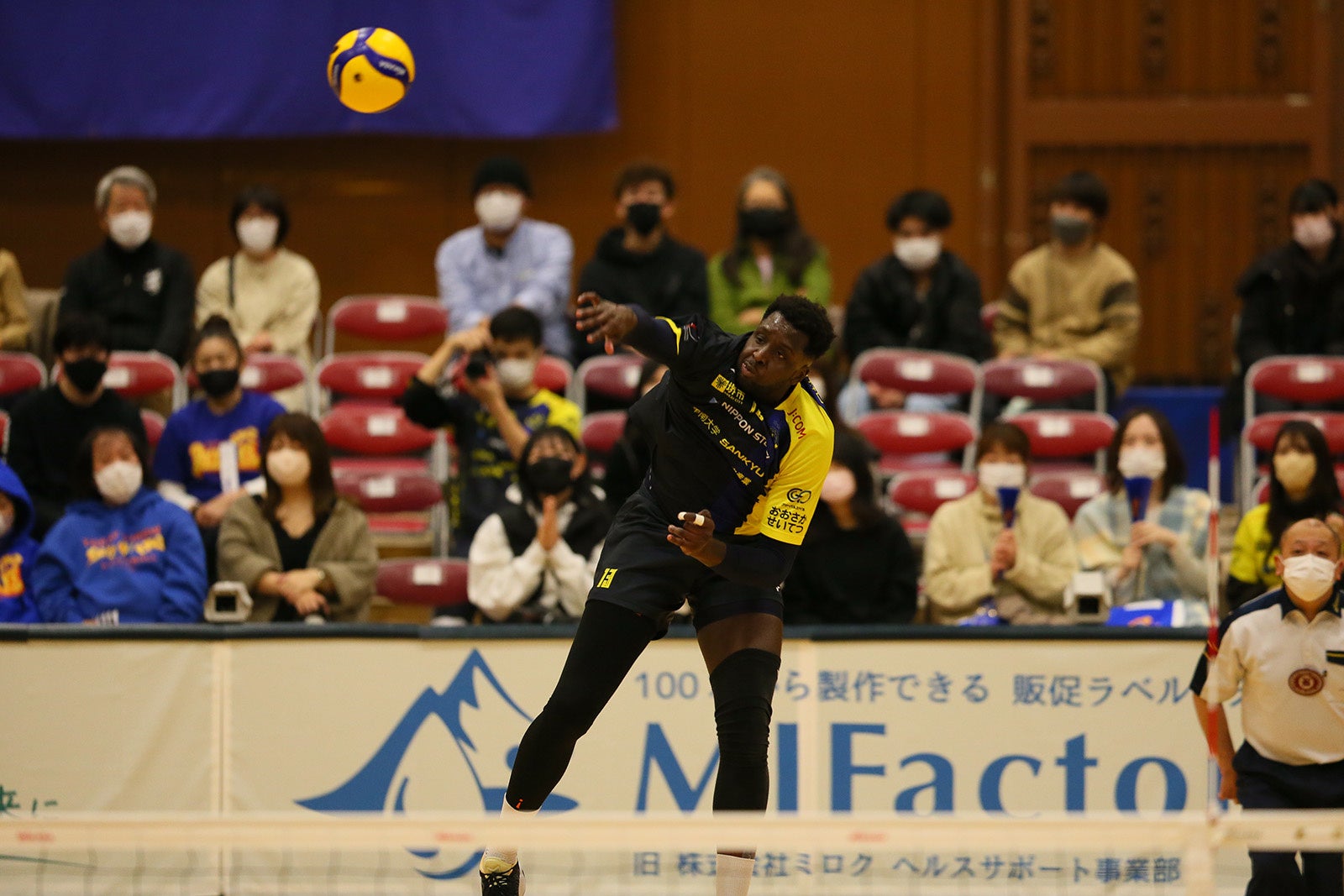 第3セットを決める32点目をサービスエースで勝ち取った堺・シャロン, バーノンエバンズ 写真は12月3日 対 東レ戦