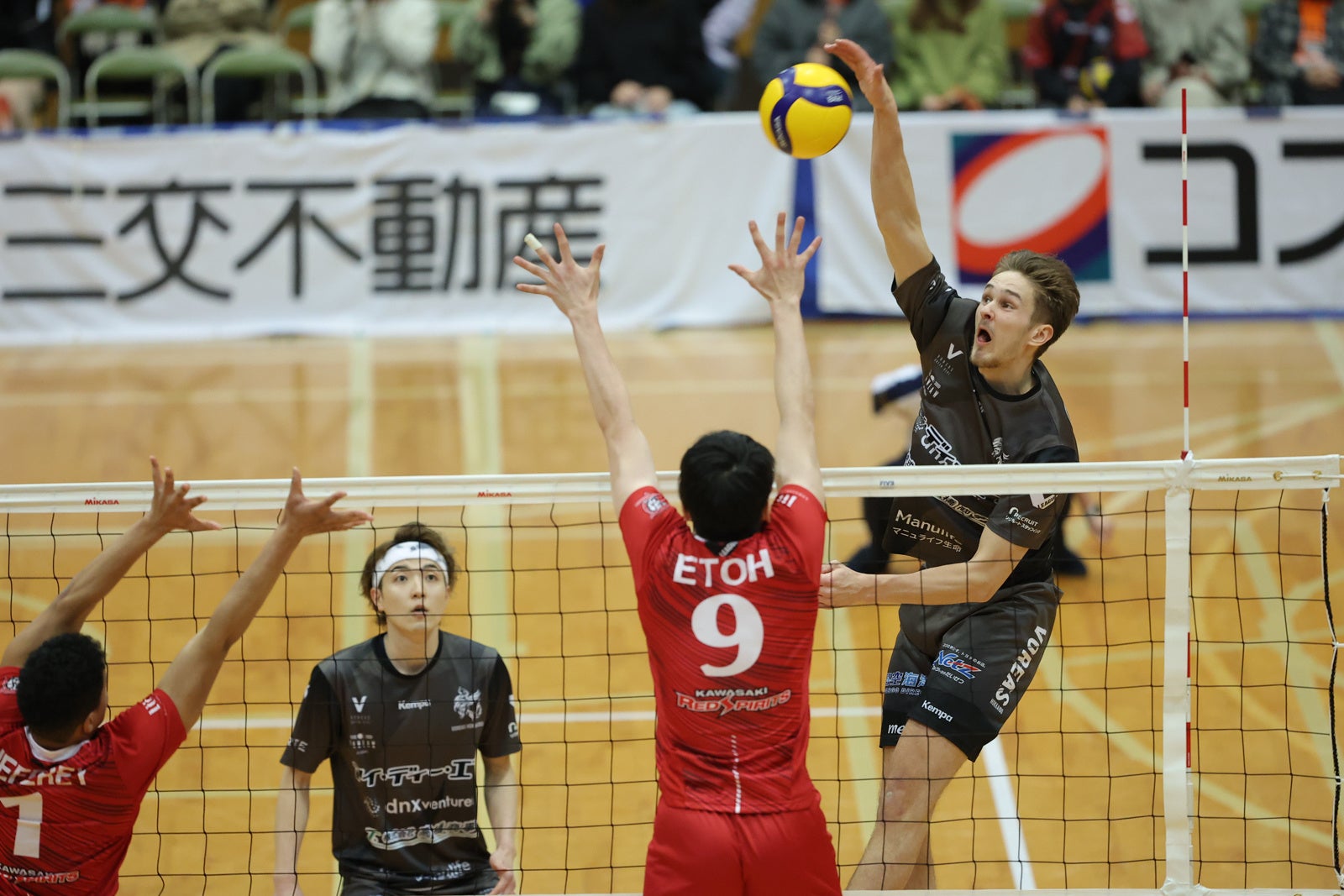 200cmの長身から放たれるヴォレアス・マキネン, ペェトゥのアタック 3月12日 対 富士通戦 第1セット