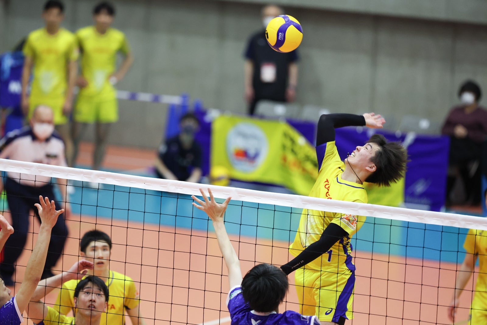 V2帰還に大手をかけたトヨタ自動車・西村駿佑のアタック 4月8日 対 デルフィーノ戦 第2セット