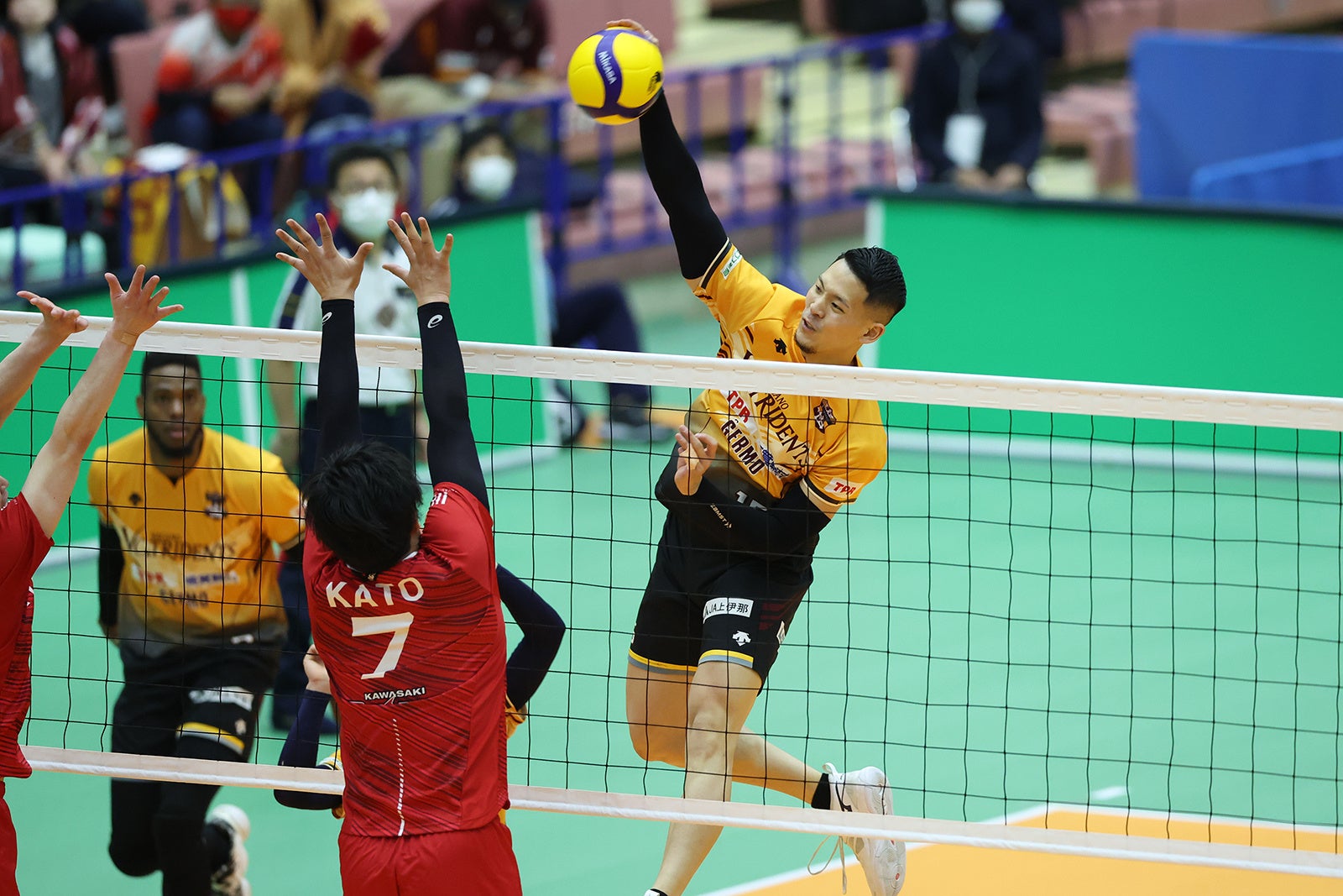 7ポイントのブロックでチームの勝利に貢献したVC長野・波佐間泰平のアタック 対富士通 第2セット