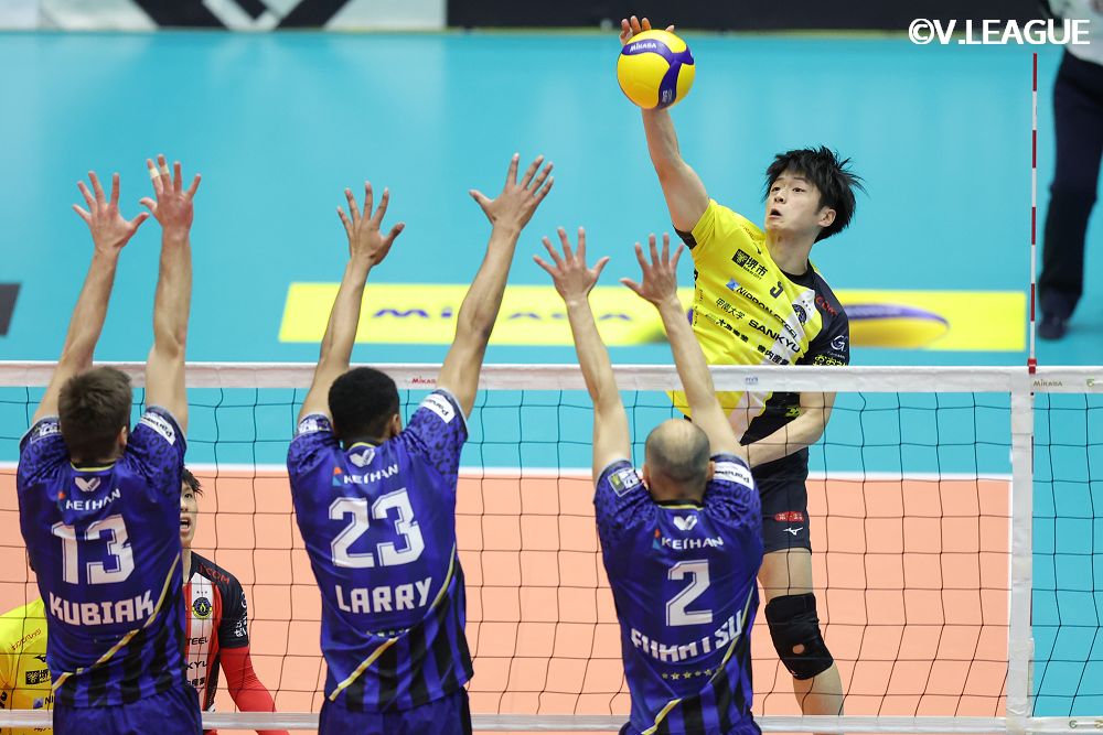 スパイクとサーブで得点を重ね奮闘した堺の迫田郭志選手 4月9日 対パナソニック戦 第1セット