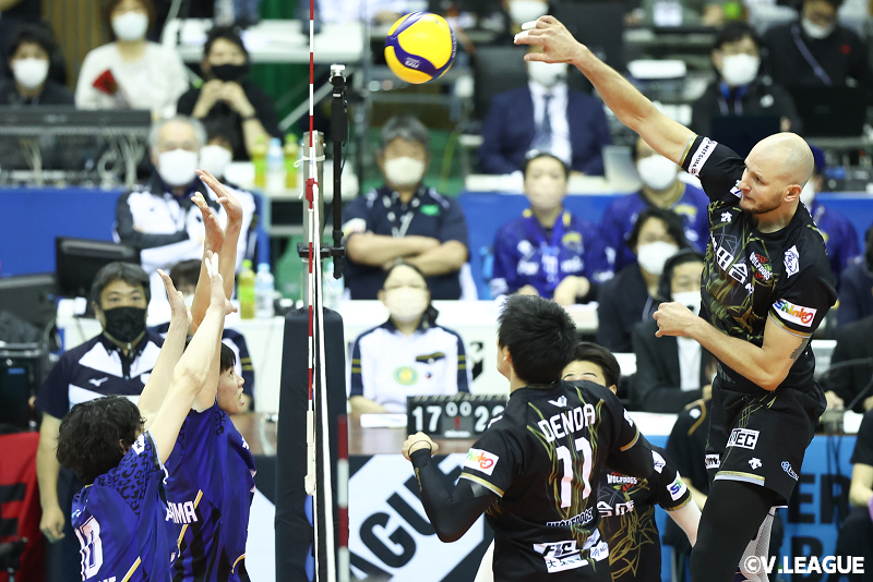 ファイナル進出へ牽引したWD名古屋・クレク, バルトシュ 4月16日 対パナソニック戦 第1セット